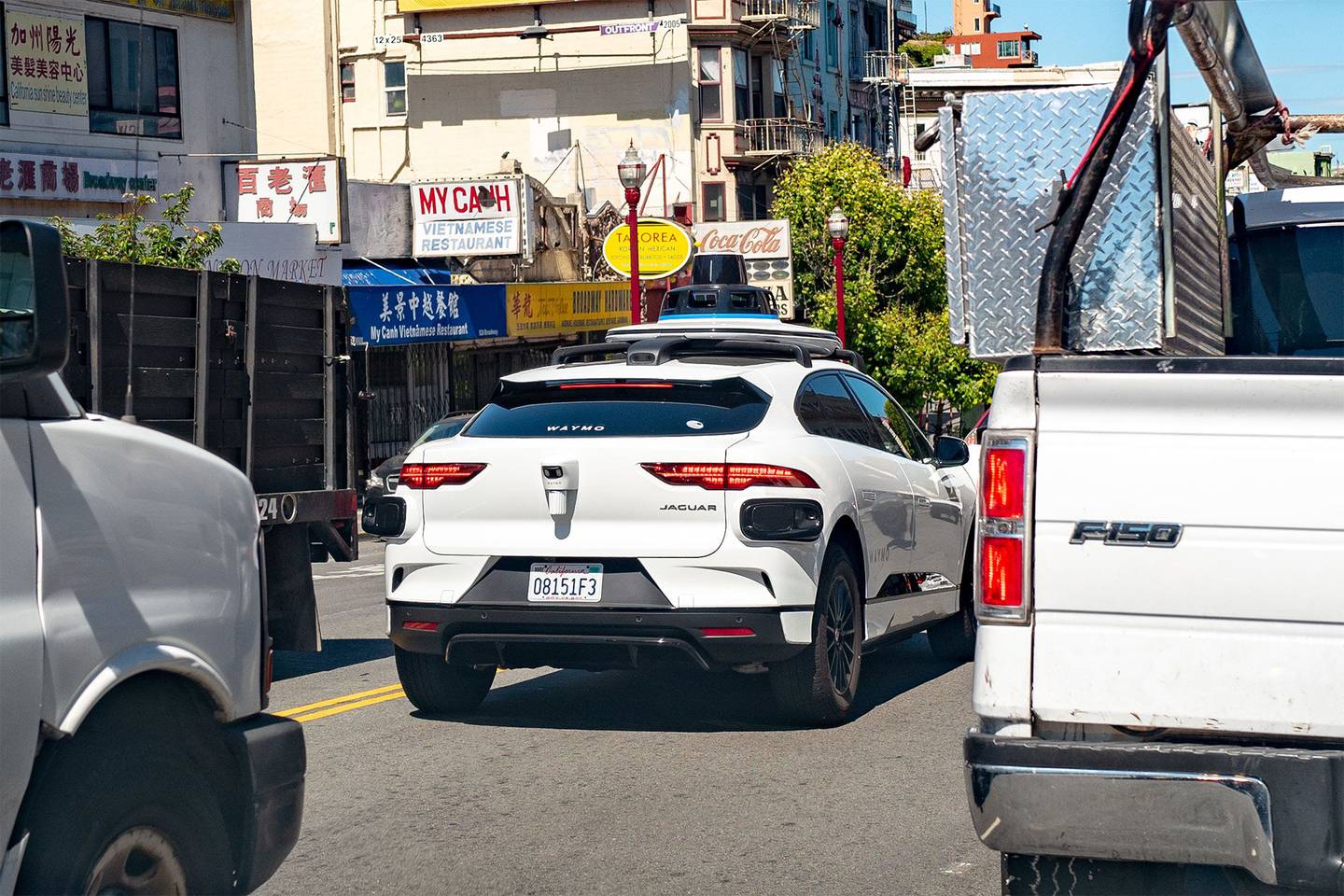 El vehículo de Waymo se conduce solo por las calles de San Francisco, California. Foto: Colección Smith/Gado/Getty Images