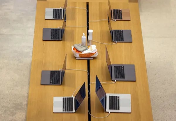 Computadores portátiles en una mesa de trabajo.