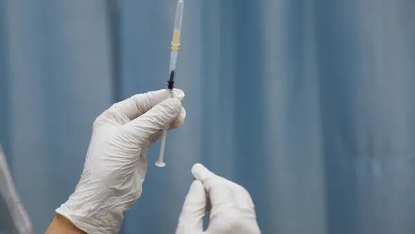 Moderna defende vacina diante de dúvida sobre riscos cardíacosdfd