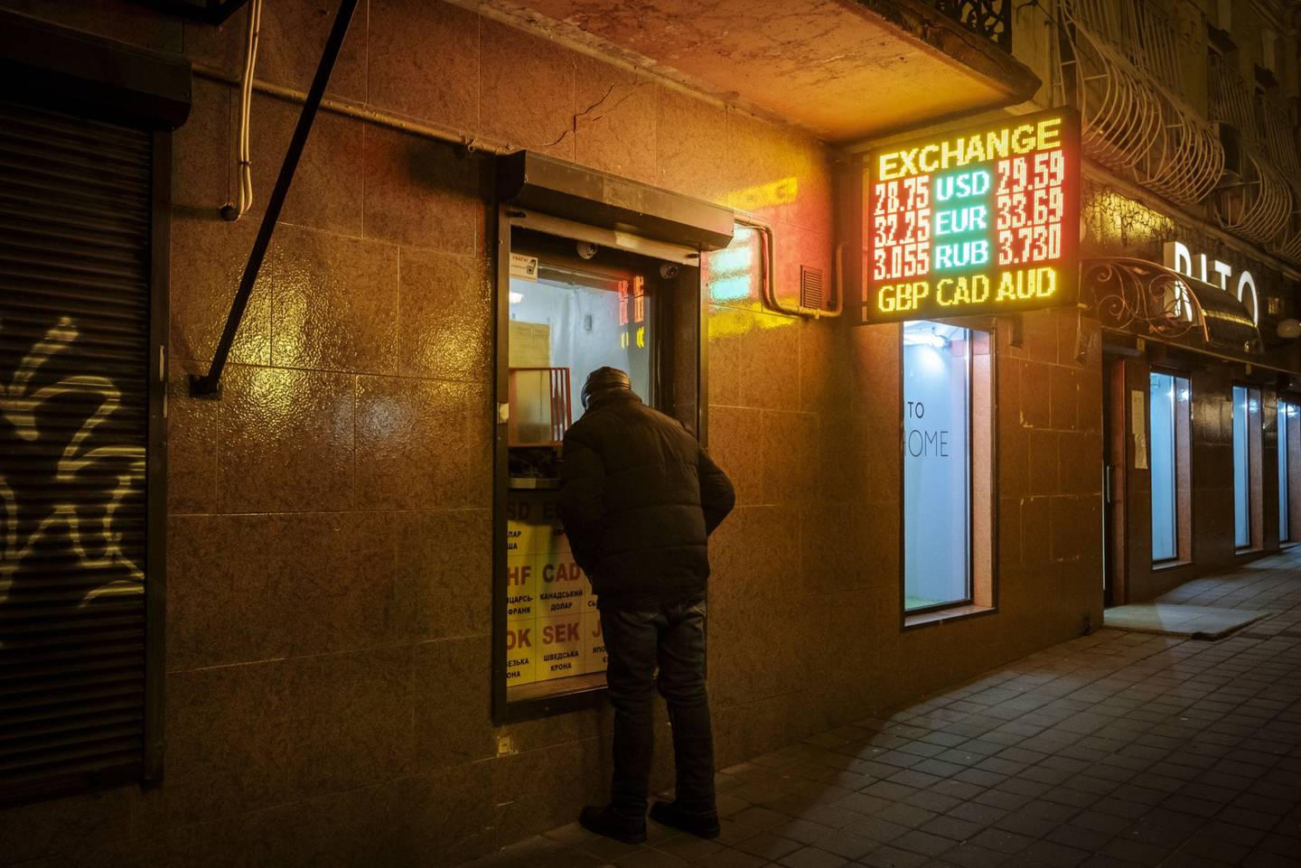Un cliente en una casa de cambio ucraniana