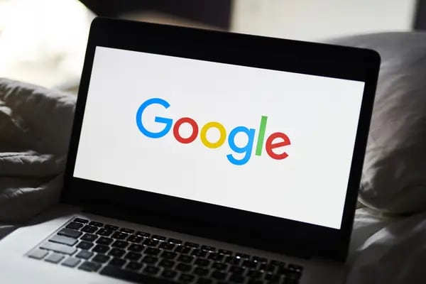 El logotipo de Google Inc. en una computadora portátil de Apple Inc. en  en Little Falls, Nueva Jersey, EE.UU., el sábado 20 de julio de 2019.