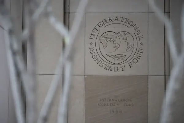 Cartel colgado en la sede del Fondo Monetario Internacional (FMI) en Washington, D.C., EE.UU.
