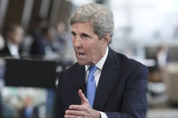 John Kerry, enviado especial de Estados Undiso para el clima, durante una entrevista con Bloomberg Television durante el CERAWeek 2023.
