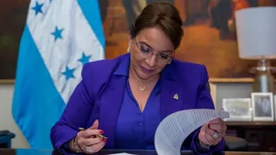 La presidenta de Honduras, Xiomara Castro, al firmar el acuerdo ejecutivo que autoriza el uso y comercialización de la PAE.