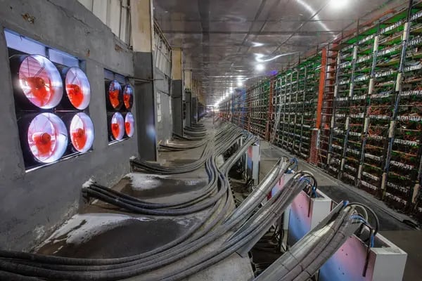 Ventiladores industriales funcionan para regular térmicamente la granja minera de criptomonedas CryptoUniverse en Nadvoitsy, Rusia, el jueves 18 de marzo de 2021.