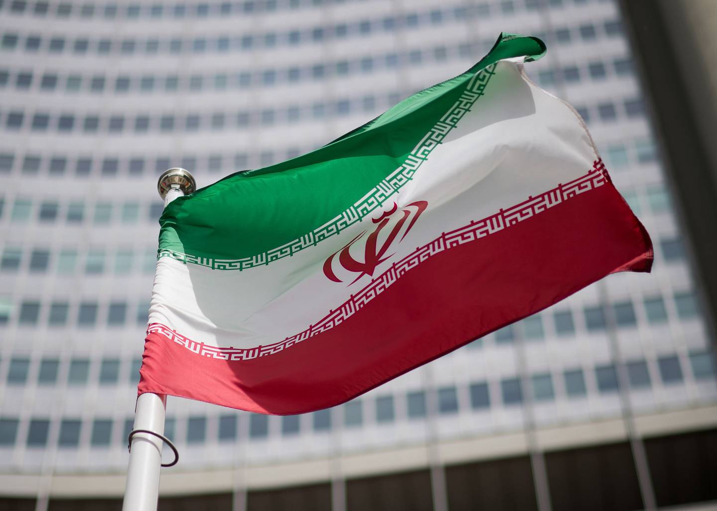 La bandera de Irán delante del edificio de la sede del Organismo Internacional de Energía Atómica (OIEA) antes de una conferencia de prensa de Rafael Grossi, Director General del OIEA