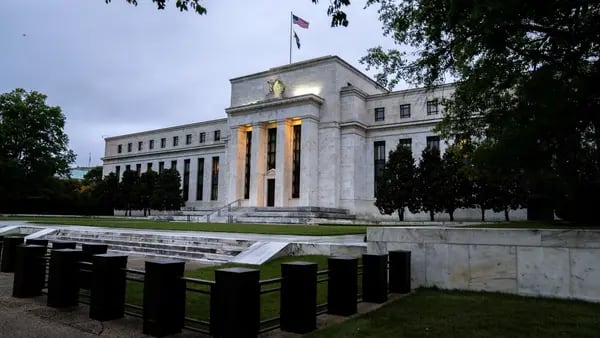 La Fed recortará las tasas de interés menos que sus pares globales, dice Pimcodfd