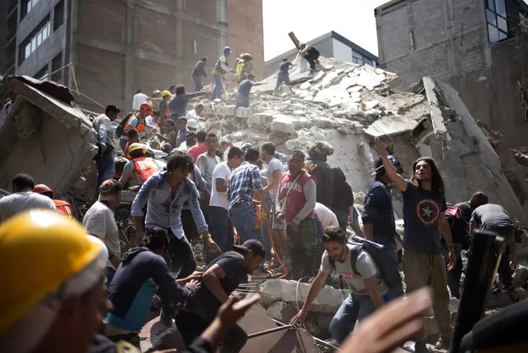 La gente retira los escombros de un edificio derrumbado tras un terremoto en el barrio de Condesa, Ciudad de México, México, el martes 19 de septiembre de 2017.dfd