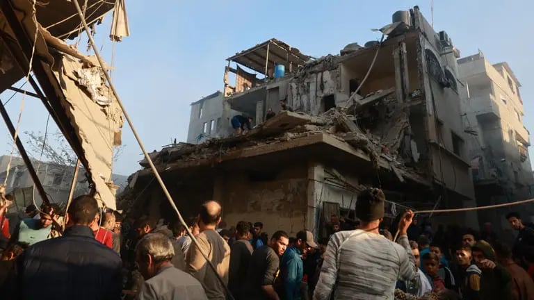 Israel reanudó los ataques aéreos en la Franja de Gaza después de que el viernes por la mañana terminara una tregua de una semana con Hamás. Informa Paul Wallace de Bloomberg.Fuente: Bloombergdfd