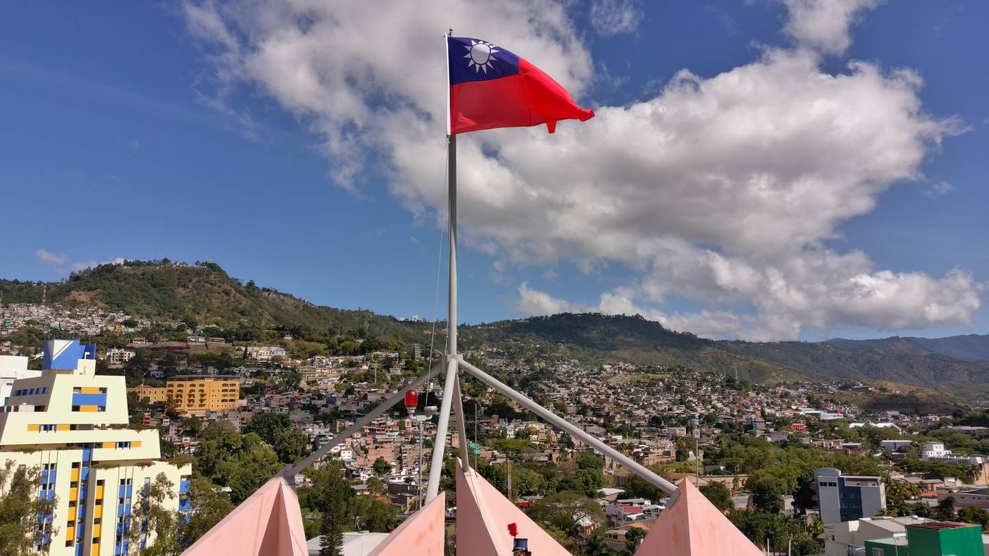 Una bandera de Taiwán izada en Tegucigalpa, la capital de Honduras, el 1 de enero de 2023 por motivo del 112 aniversario de la fundación de la República de China.