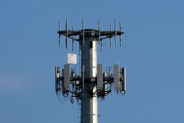 La decisión considera la creación de una nueva compañía pública de infraestructura de torres para telecomunicaciones móviles.