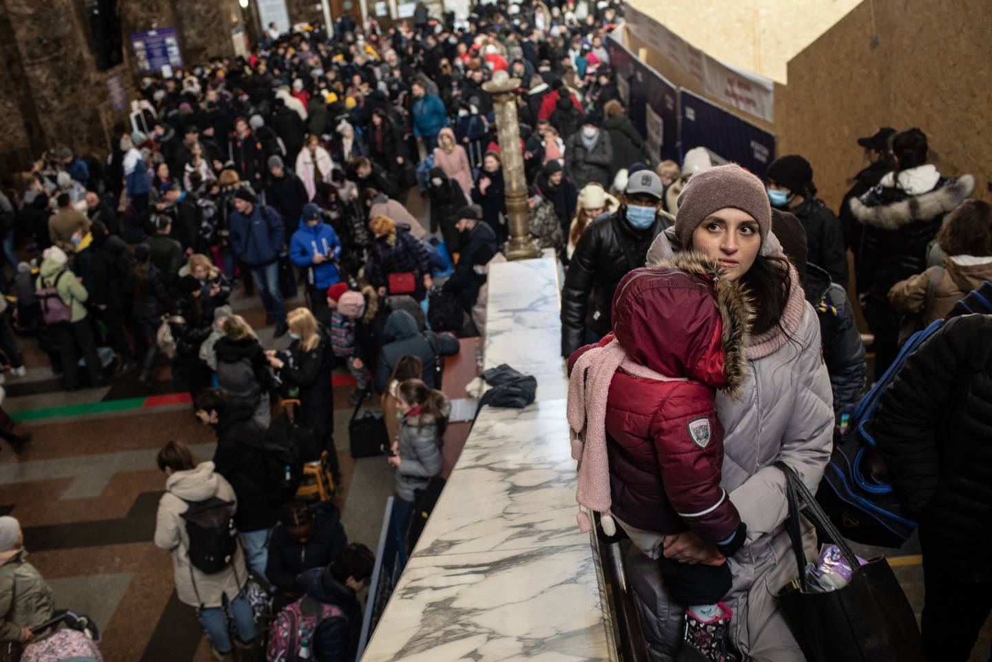 Los ucranianos desplazados buscan salir de la capital en la estación central de tren de Kiev, Ucrania, el 28 de febrero de 2022. (Foto: Erin Trieb/Bloomberg)dfd