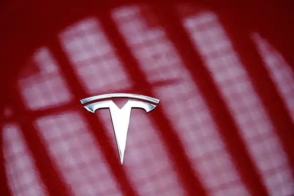 El logotipo de Tesla Inc. en un vehículo eléctrico Model Y durante la presentación del vehículo en Kuala Lumpur, Malasia, el jueves 20 de julio de 2023.