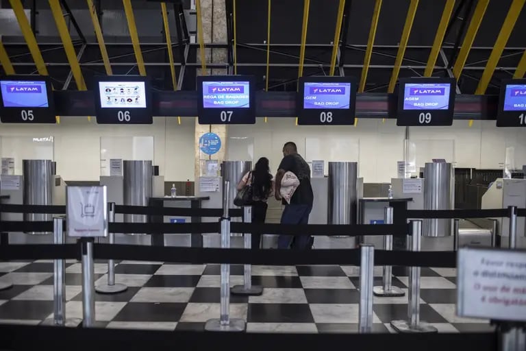 Passageiros fazem check-in no balcão da Latam Airlines no Aeroporto de Congonhas, em São Paulo. (Fotógrafo: Victor Moriyama/Bloomberg)dfd