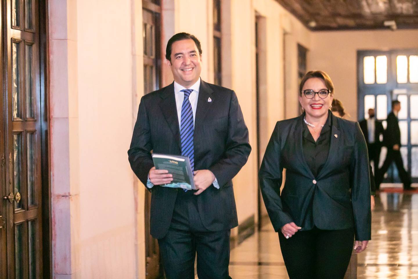 La presidenta de Honduras, Xiomara Castro, con su hijo Héctor Zelaya, quien se desempeña como su secretario privado.