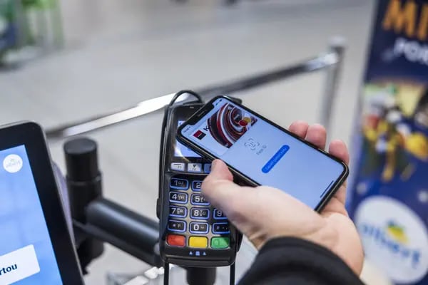 Un cliente usa el pago móvil Apple Pay en una terminal de pago sin contacto dentro de un hipermercado.