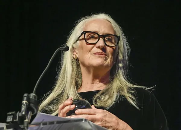 La directora Jane Campion acepta el premio Irving M. Levin a la dirección cinematográfica en la noche de los premios SFFILM 2021 en el Yerba Buena Center for the Arts el 06 de diciembre de 2021 en San Francisco, California. (Foto de Steve Jennings/Getty Images)
