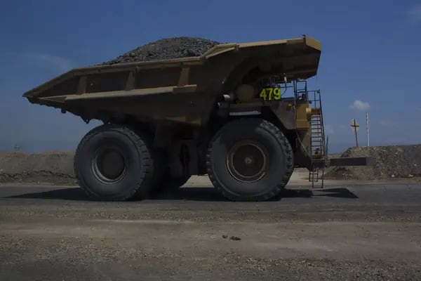Un camión mueve el carbón a lo largo de un camino de acceso en el pozo anexo en la mina de Cerrejón en Barrancas, La Guajira, Colombia, el jueves 8 de agosto de 2019.