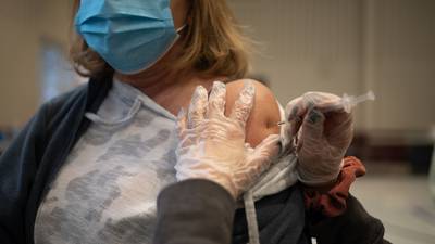 EE.UU. respalda vacunas de refuerzo contra ómicron de Moderna y Pfizerdfd