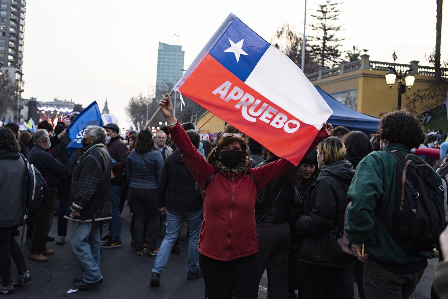 Manifestantes durante un mitin "Apruebo" antes del referéndum constitucional de Chile en la avenida Alameda de Santiago, Chile, el jueves 1 de septiembre de 2022. Los chilenos votarán el 4 de septiembre sobre una nueva constitución propuesta para reemplazar una impuesta por la dictadura militar que gobernó de 1973 a 1990.