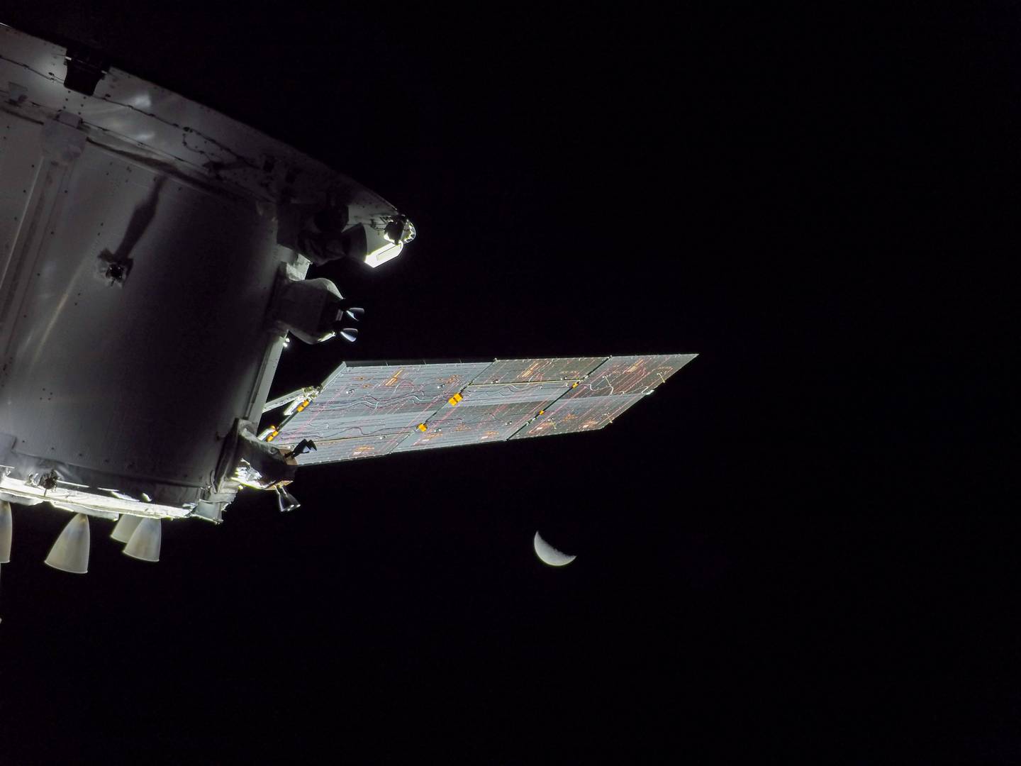 La Luna y la Tierra vistas desde las cámaras del ala solar en el módulo de servicio de Orión.