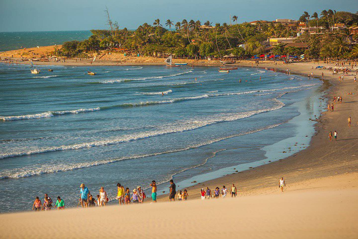 Turistas na praia de Jericoacora sobem duna para ver o pôr-do-sol no oceano Atlânticodfd