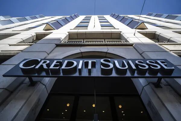 Un cartel sobre la entrada de una sucursal bancaria de Credit Suisse Group AG en Ginebra, Suiza, el lunes 25 de julio de 2022.