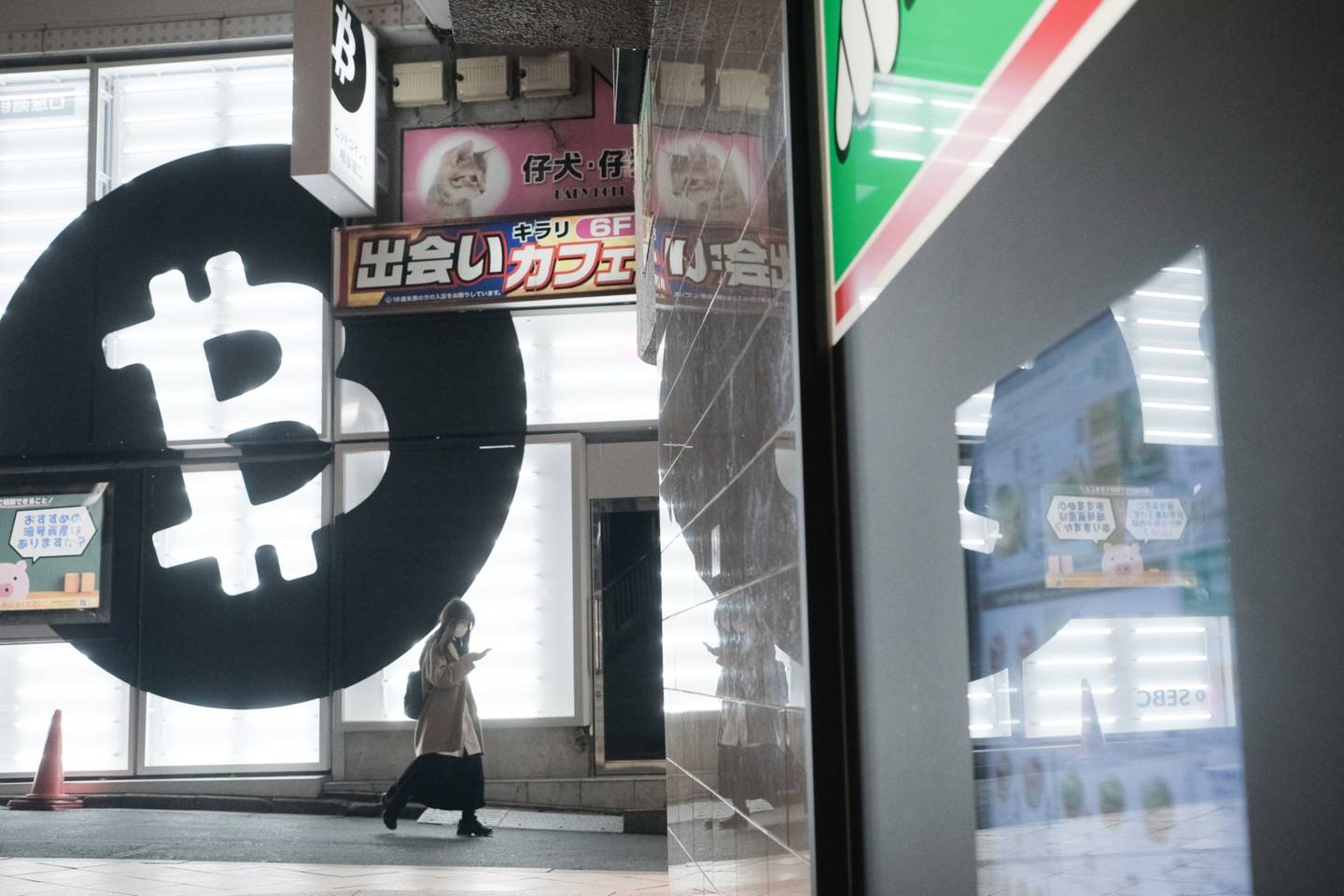 As moedas digitais ganharam força na segunda-feira, com Bitcoin e Ether subindo após um fim de semana de desempenho misto.