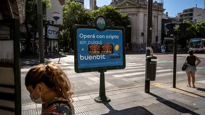 Um anúncio da Buenbit na Avenida Cabildo.Fotógrafo: Sarah Pabst/Bloomberg