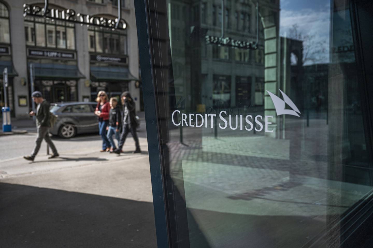 Un logotipo de Credit Suisse Group AG en una sucursal bancaria en Zúrich, Suiza, el domingo 19 de marzo de 2023. Las autoridades suizas planean cambiar las leyes del país para evitar una votación de los accionistas sobre la transacción, ya que se apresuran a finalizar un acuerdo antes del lunes. Fotógrafo: Pascal Mora/Bloomberg