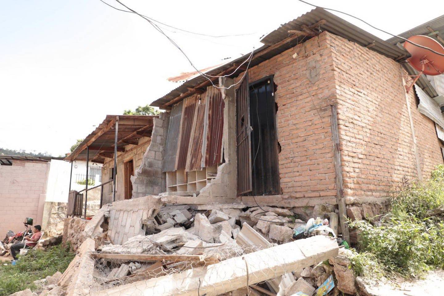 Viviendas destruidas a causa de una falla geológica en la colonia Guillén de Tegucigalpa.