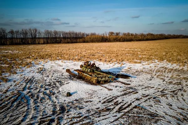 Esta fotografía aérea muestra un tanque ruso destruido en un campo de trigo cubierto de nieve en la región de Kharkiv el 22 de febrero de 2023, en medio de la invasión militar rusa de Ucrania. Fotógrafo: Ihor Tkachov/AFP/Getty Images