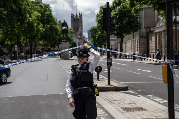 Un agente de policía pasa por debajo de un cordón de seguridad el 7 de junio de 2022 en Londres, Inglaterra.