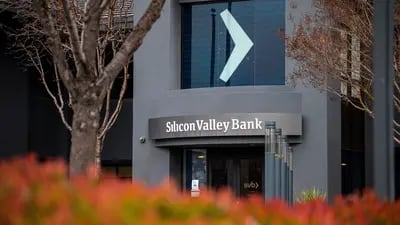 Los bonos de SVB Financial cotizaron al alza el lunes | Las notas ganan tras la suspensión de pagos de la FDICSede de Silicon Valley Bank en Santa Clara, California, EE.UU., el jueves 9 de marzo de 2023.