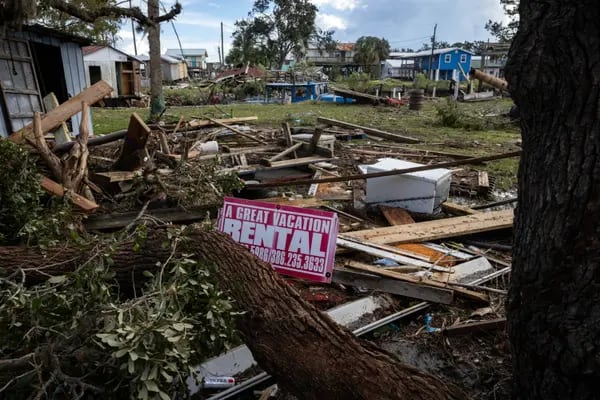 Un cartel de alquiler vacacional entre los escombros de una casa dañada después de que el huracán Idalia tocara tierra en Horseshoe Beach, Florida, EE.UU., el miércoles 30 de agosto de 2023.
