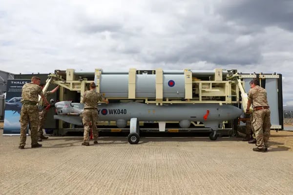 Soldados, sirviendo con el ejército británico, empacan un vehículo aéreo no tripulado Thales Watchkeeper WK450, fabricado por Thales SA, en un contenedor en el segundo día del Farnborough International Airshow (FIA) 2018 en Farnborough, Reino Unido, el martes 17 de julio de 2018.
