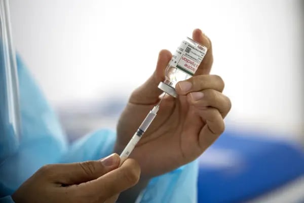 Vacunación Covid en México: Si vas por el refuerzo es probable que te apliquen AstraZeneca