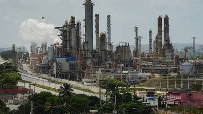 Chevron planea primer envío de crudo venezolano a EE.UU. en diciembredfd
