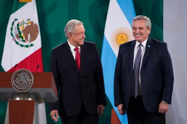 El presidente de Argentina, Alberto Fernpandez, asiste a conferencia de prensa matutina del presidente de México, Andrés Manuel López Obrador, el 23 de febrero de 2021. (Cortesía: Gobierno de México)