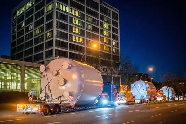 Camiones transportan tanques de combustible por las calles del distrito de St. Pauli en Hamburgo, Alemania.