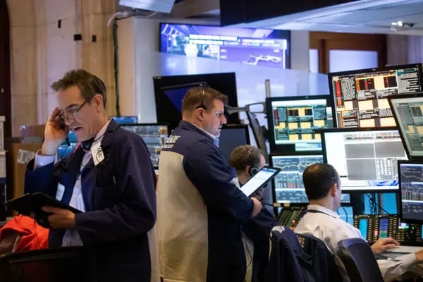 Operadores trabajan en la Bolsa de Nueva York (NYSE) el lunes 20 de marzo de 2023. Fotógrafo: Michael Nagle/Bloomberg