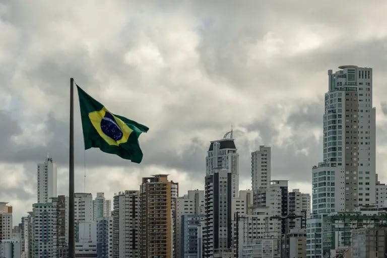 La bandera brasileña en Balneario Camboriu, Brasil, el martes 12 de diciembre de 2023. Los inmuebles más caros de Brasil no están en las playas de Río de Janeiro ni en las torres de apartamentos de lujo de São Paulodfd