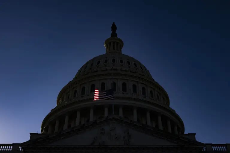 Senado de EE.UU. aprueba proyecto de Ley para evitar cierre del Gobierno; lo envía a Joe Bidendfd