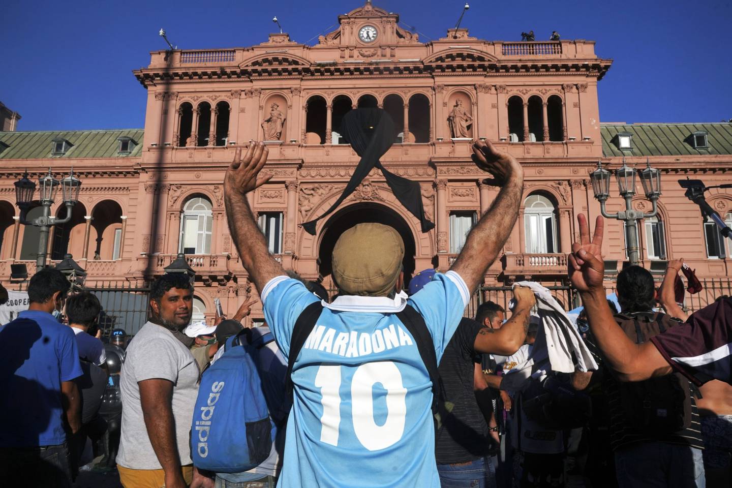 El 25 de noviembre del 2020, y en plena pandemia, una multitud se acercó a la Casa Rosada a despedir el cuerpo de Diego Armando Maradona 
Photographer: Pablo E. Piovano/Bloomberg