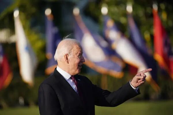 Presidente Biden assina pacote de infraestrutura, que teve apoio de democratas e republicanos