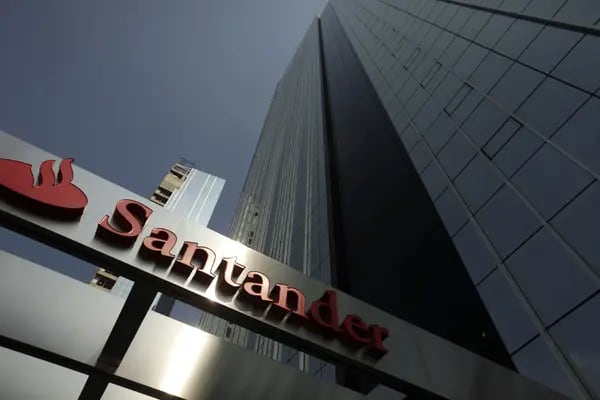 O banco Santander firmou um acordo para vender 40% da Webmotors para a australiana Carsales (CAR) por R$ 1,24 bilhão