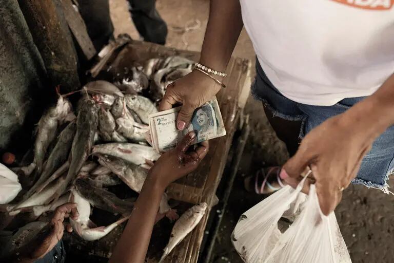 Una transacción de dinero en el mercado de alimentos de Riohacha, Colombia, el sábado 13 de agosto de 2022.Photographer: Nicolo Filippo Rosso/Bloombergdfd
