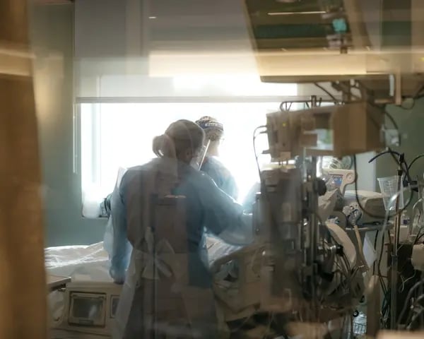 Enfermeras revisan a un paciente en la sala de Covid-19 de un hospital en Arkansas, EE.UU.