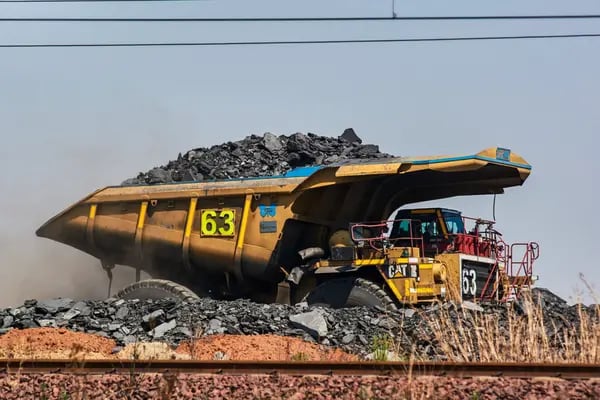 Un camión minero transporta carbón en la planta de procesamiento de carbón de Phola en Ogies, Sudáfrica, el viernes 15 de octubre de 2021. Fotógrafo: Waldo Swiegers/Bloomberg