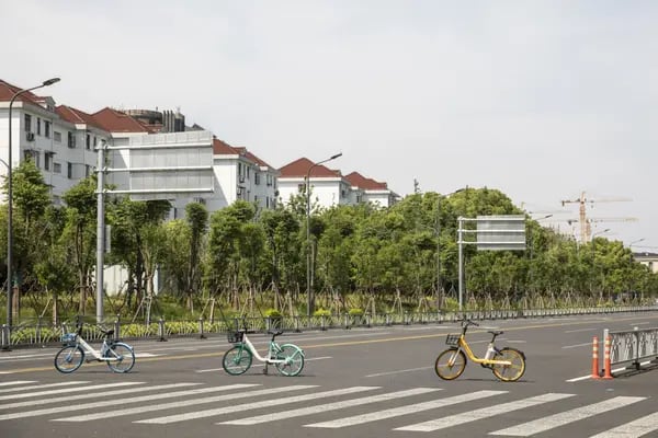 Bicicletas usadas como barrera improvisada en Shanghái